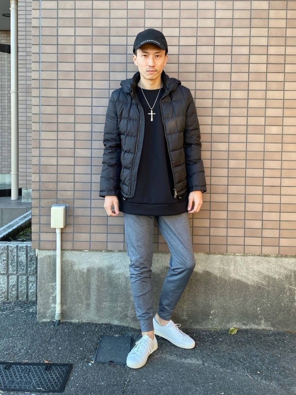 「ホワイトコーデ、シンプル、ダウンジャケット、黒、オーバーサイズ、スニーカー、BALENCIAGA、GU、CRAZY JET、journal standard」｜「BALENCIAGAのL59（キャップ、ブラック系）」を使った、ゆうや。さん（メンズ・173cm）の冬コーディネートの1枚目の写真
