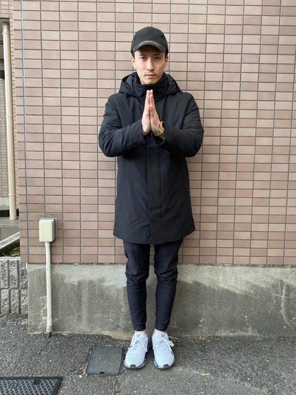 「冬コーデ、休日スタイル、黒、シンプル、キャップ、ジョガーパンツ、スニーカー、BALENCIAGA、UNIQLO、reebok」｜「BALENCIAGAのL59（キャップ、ブラック系）」を使った、ゆうや。さん（メンズ・173cm）の冬コーディネートの1枚目の写真