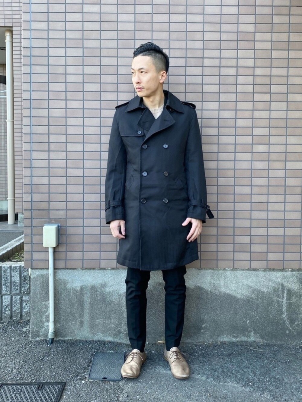 「私の推しブランド、トレンチコート、冬コーデ、ブラウン、キレイめ、シンプル、nano・universe、UNIQLO、comme ca ism、PADRONE」｜「NANO universeのダメリーノ　ハイテンションツイル　セットアップ（テーラードジャケット、ブラック系）」を使った、ゆうや。さん（メンズ・173cm）の冬コーディネートの1枚目の写真