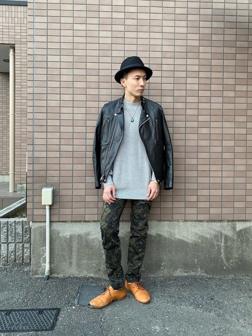 「休日スタイル、キレイめ、ハット、レザージャケット、柄パンツ、ドレスシューズ、SCHOTT、ユニクロ、gshock、PADRONE」｜「CHELSEA New Yorkのアイテム（ハット、ブラック系）」を使った、ゆうや。さん（メンズ・173cm）の冬コーディネートの1枚目の写真