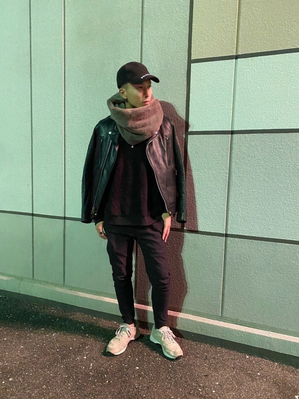 「休日スタイル、キャップ、シンプル、スニーカーコーデ、スニーカー、ブラック、レザージャケット、BALENCIAGA、SCHOTT、reebok」｜「BALENCIAGAのL59（キャップ、ブラック系）」を使った、ゆうや。さん（メンズ・173cm）の春コーディネートの1枚目の写真