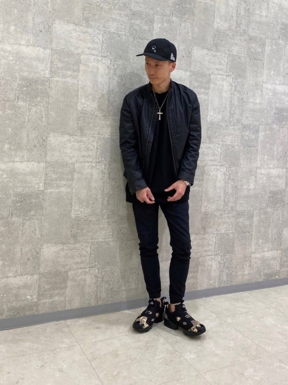 「春めきシューズ、休日コーデ、スニーカー、ブラック、春、キャップ、ブルゾン、スウェット、スネーク柄、reebok」｜「RAF SIMONSのアイテム（キャップ、ブラック系）」を使った、ゆうや。さん（メンズ・173cm）の春コーディネートの1枚目の写真
