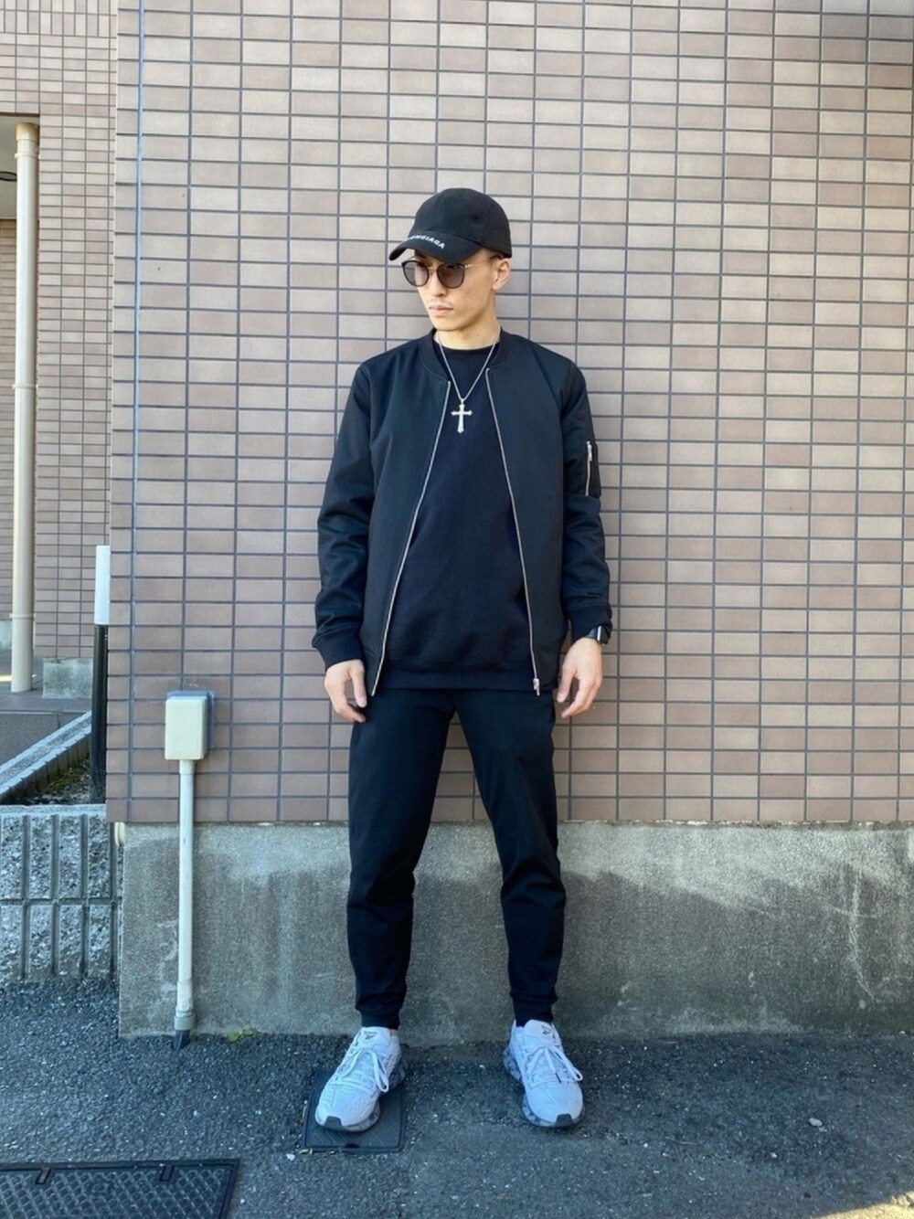 「シンプル、スニーカー、MA-1、キャップ、めがね、ジョガーパンツ、BALENCIAGA、Champion、CRAZY JET、UNIQLO」｜「BALENCIAGAのL59（キャップ、ブラック系）」を使った、ゆうや。さん（メンズ・173cm）の夏コーディネートの1枚目の写真