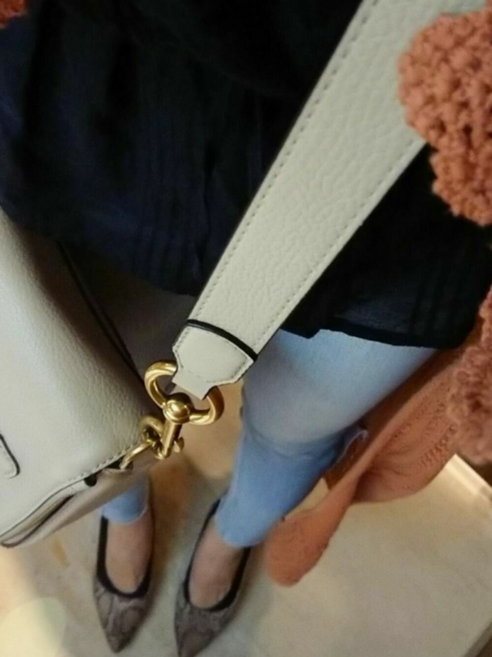 「MARC JACOBSのRECRUIT/リクルート ノマド（メッセンジャーバッグ、ベージュ系）」を使った、square-pさん（レディース・152cm）の春コーディネートの1枚目の写真