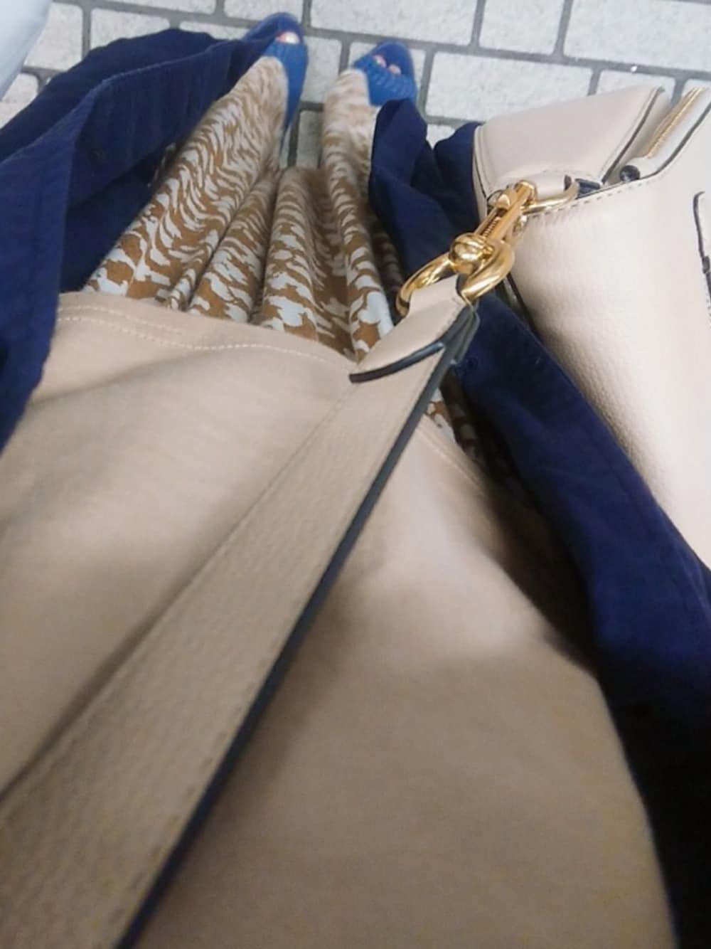 「MARC JACOBSのRECRUIT/リクルート ノマド（メッセンジャーバッグ、ベージュ系）」を使った、square-pさん（レディース・152cm）の夏コーディネートの1枚目の写真