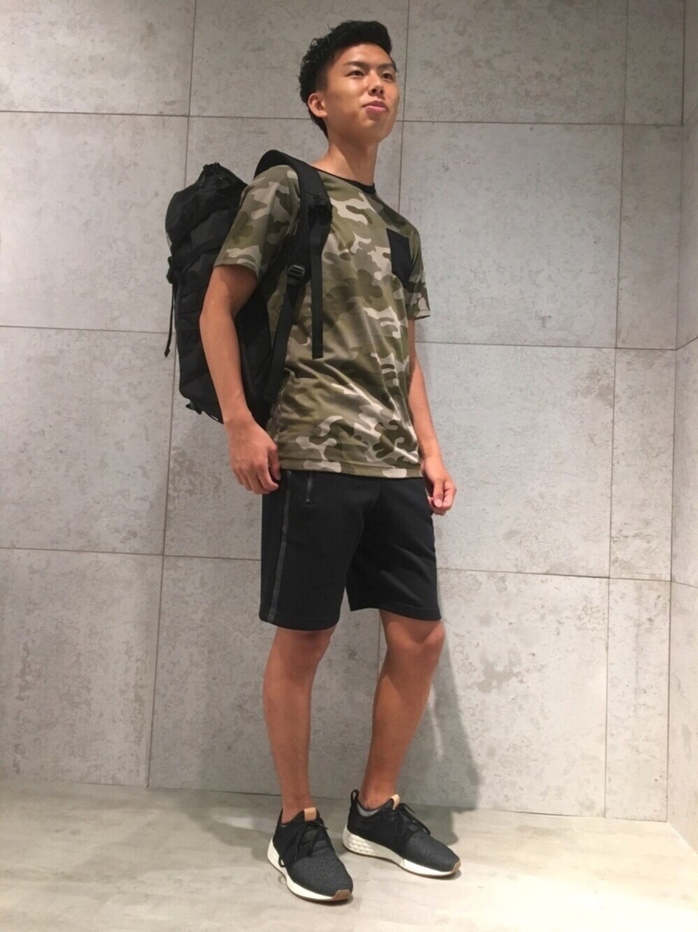 その他のTシャツ/カットソー、ブラック系のシューズ、ブラック系のトップスを着用したメンズの夏コーディネートの1枚目の写真