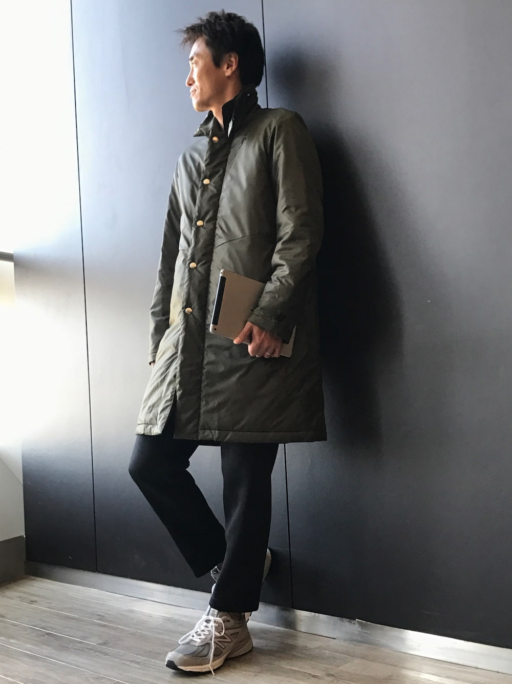 グリーン系のジャケット/アウター、ブラック系のトップス、グレー系のスニーカーを着用したメンズの秋コーディネートの1枚目の写真