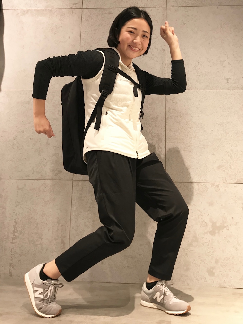 レッド系のジャケット/アウター、ブラック系のトップス、ブラック系のトップスを着用したレディースの冬コーディネートの1枚目の写真