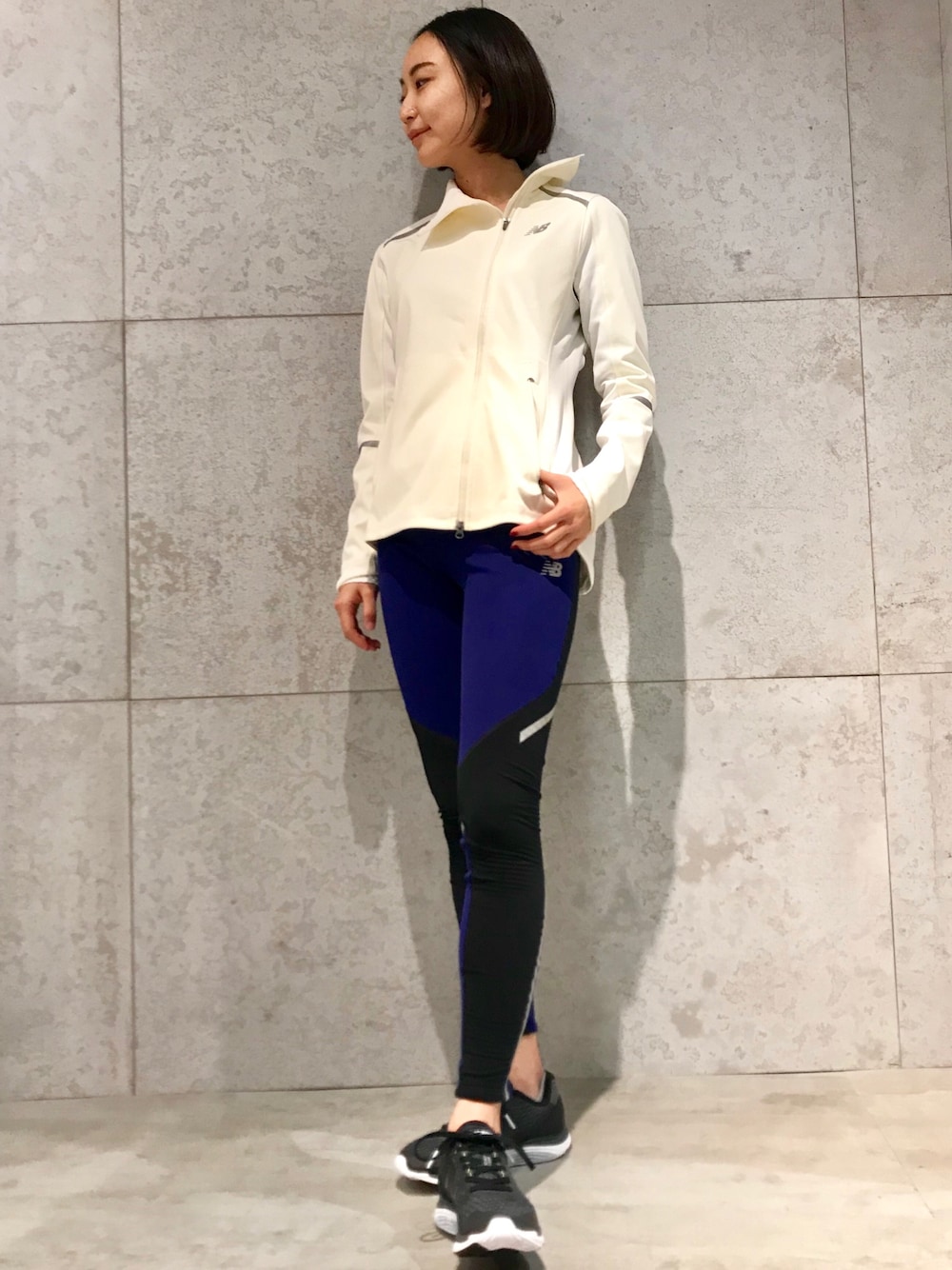 レッド系のジャケット/アウター、ブルー系のパンツ、その他のシューズを着用したレディースの冬コーディネートの1枚目の写真