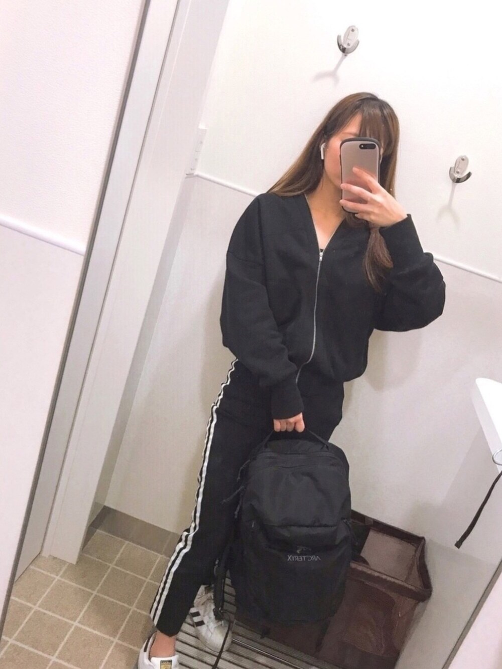 「モノトーン、ブラック、ラクチンコーデ」｜「FREAK'S STOREのアイテム（パーカー、ブラック系）」を使った、kumikoさん（レディース・155cm）の冬コーディネートの1枚目の写真
