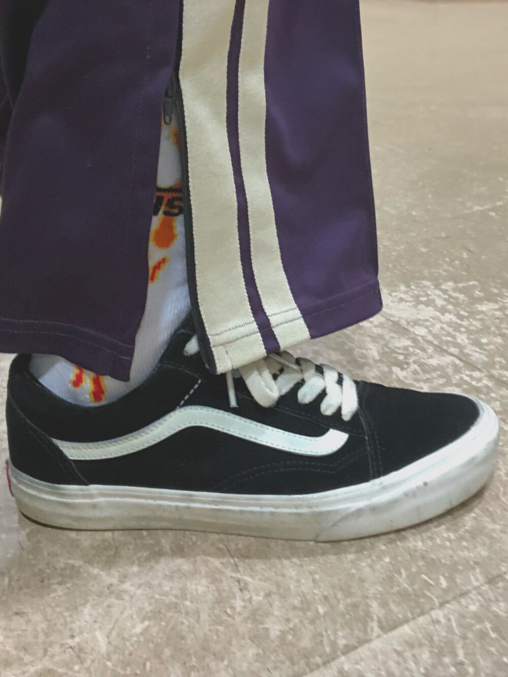 「黒、スニーカー、VANS、oldskool、sneakers、あしもと倶楽部、おしゃれさんと繋がりたい」｜「VANSのVANS ヴァンズ OLD SKOOL LITE オールドスクール ライト V36LITE 18SP BLACK（スニーカー、ブラック系）」を使った、.jpさん（メンズ・177cm）の秋コーディネートの1枚目の写真