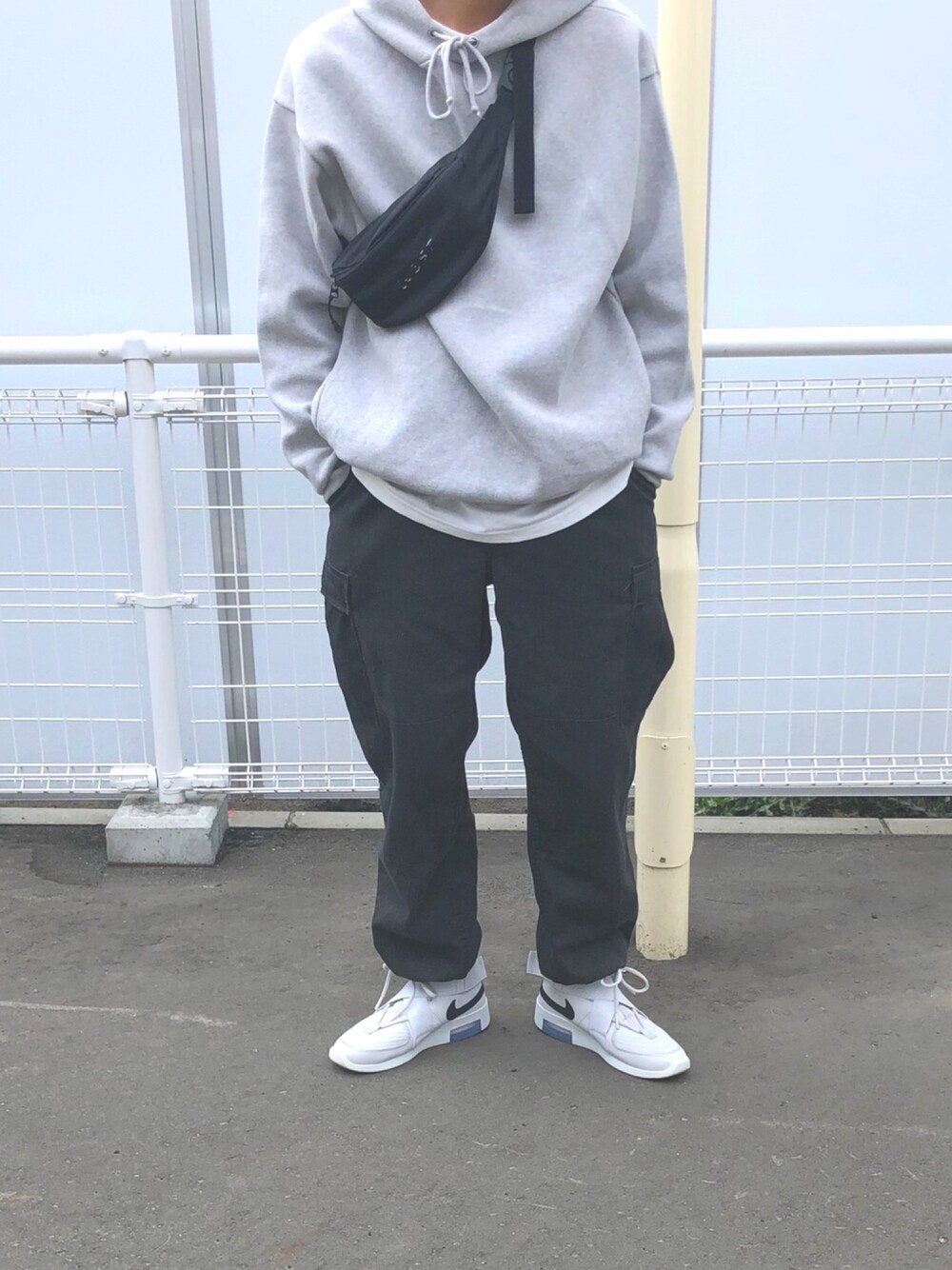 「オーバーサイズ、crepuscule、fear of god、NIKE、nikeairfearofgodraid、軍パン、スニーカー、ウエストポーチ」｜「crepusculeの【crepuscule】クレプスキュール MILANORIB PARKA (1803-010)（パーカー、グレー系）」を使った、.jpさん（メンズ・178cm）の夏コーディネートの1枚目の写真