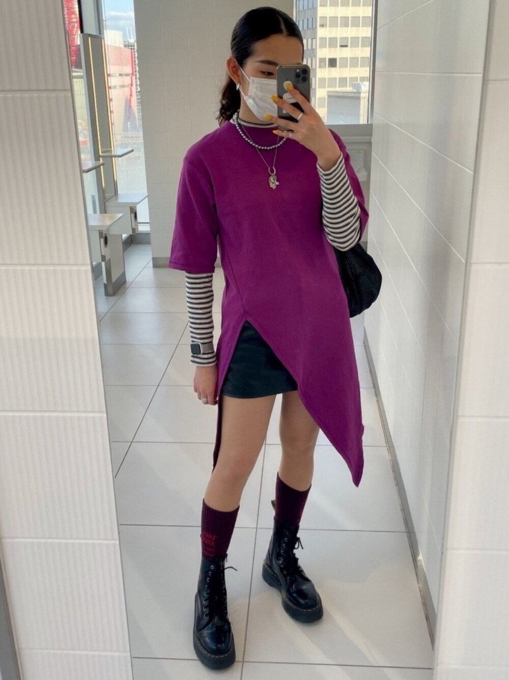「miniskirt、ミニスカート、ブーツ、Tシャツ」｜「COQULEのアイテム（Tシャツ/カットソー、パープル系）」を使った、YUKIさん（レディース・168cm）の夏コーディネートの1枚目の写真