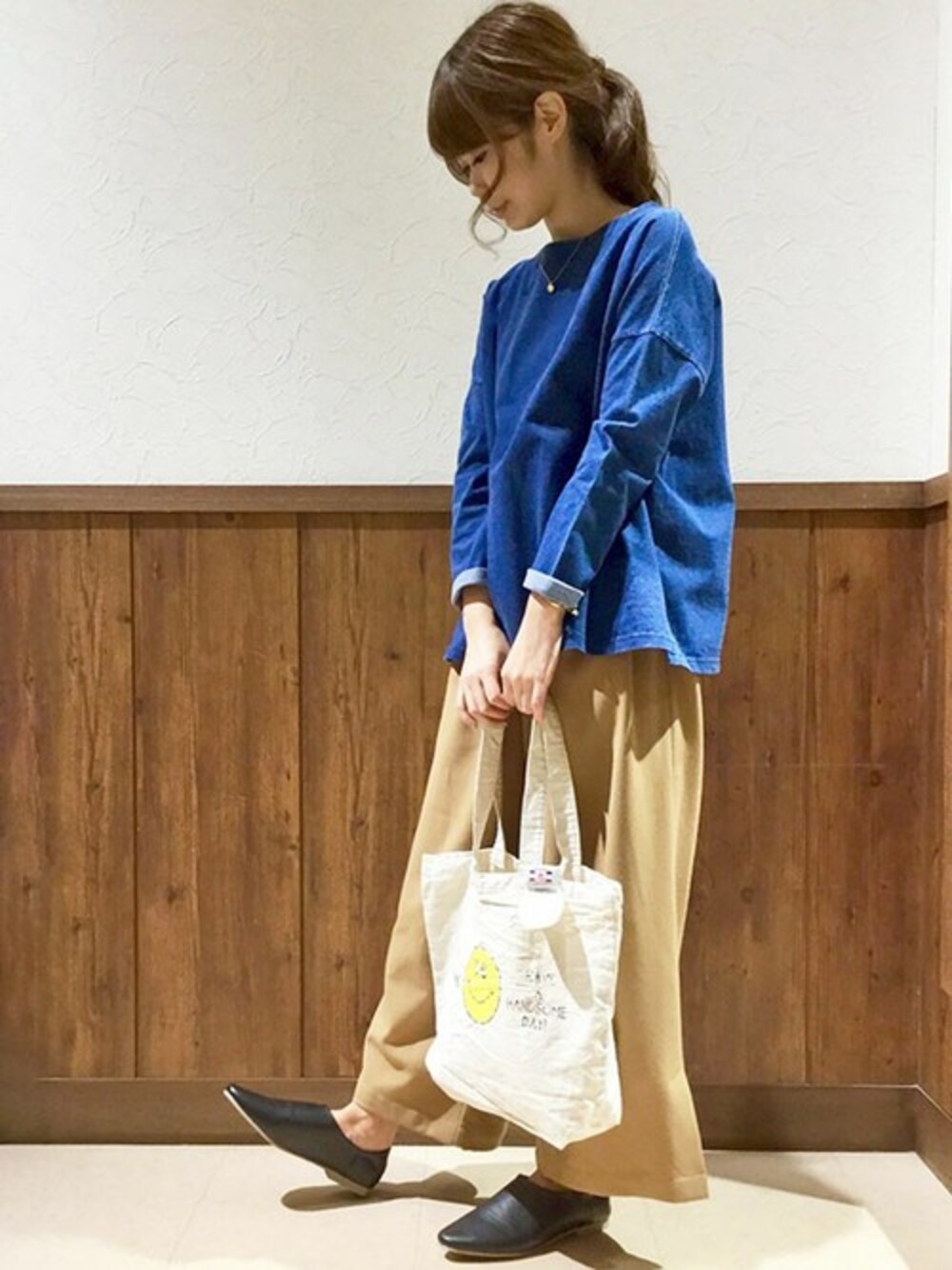「デニム、トートバッグ、カジュアル、プルオーバー、フラットシューズ、大人カジュアル、ワイドパンツ、シンプルコーデ、春コーデ、ゆるコーデ」｜「LBCのカットデニム長袖プルオーバー                （Tシャツ/カットソー、ブルー系）」を使った、MANOさん（レディース・156cm）の冬コーディネートの1枚目の写真