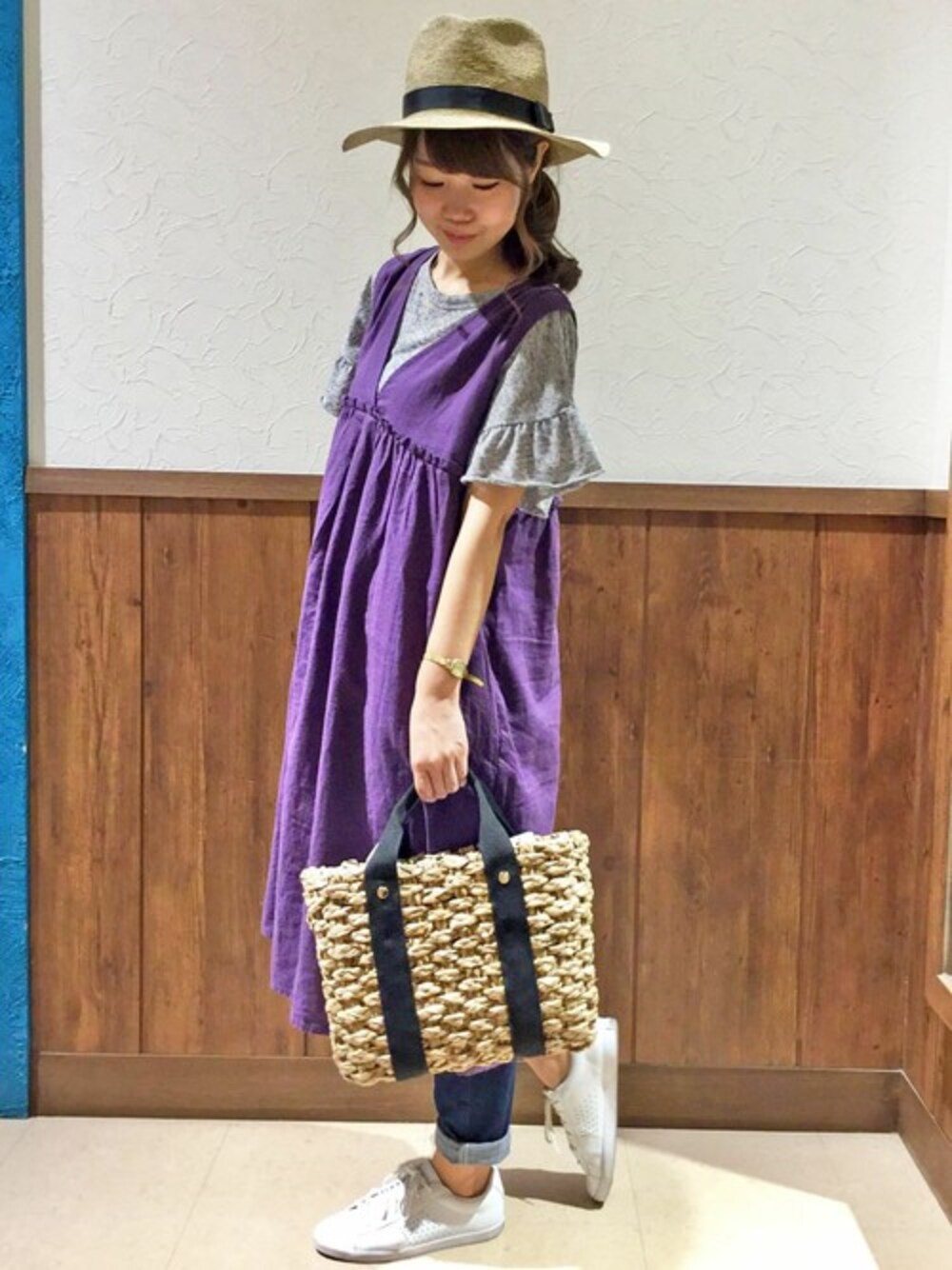 パープル系のワンピース、グレー系のTシャツ/カットソー、ブルー系のデニムパンツを着用したレディースの夏コーディネートの1枚目の写真