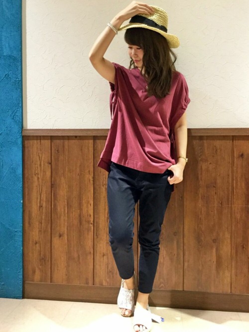 レッド系のTシャツ/カットソー、ブルー系のその他パンツ、ホワイト系のサンダルを着用したレディースの夏コーディネートの1枚目の写真