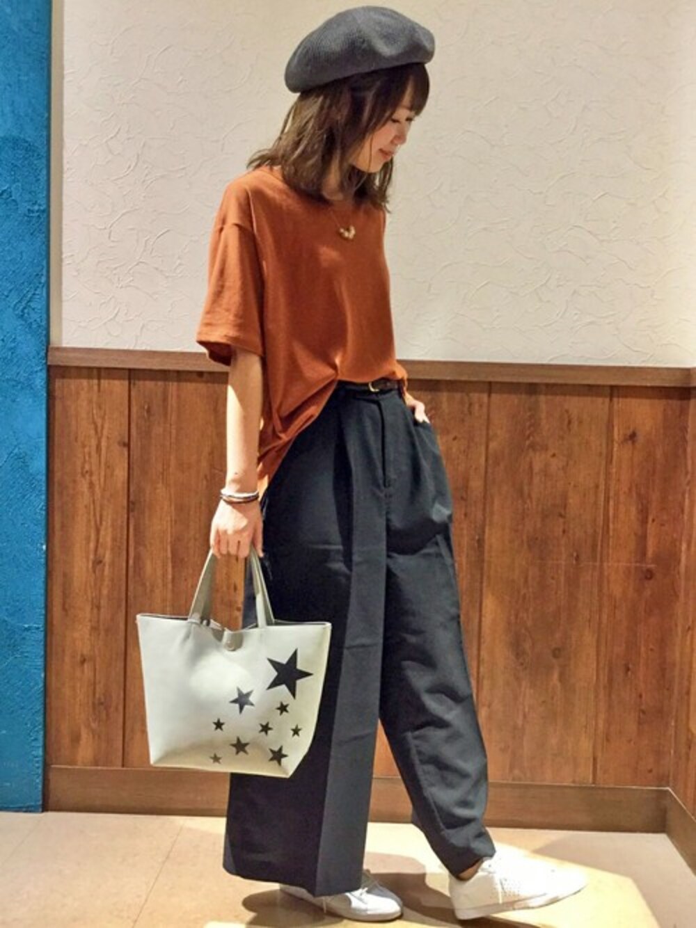 ブラウン系のTシャツ/カットソー、ブラック系のその他パンツ、グレー系のトートバッグを着用したレディースの秋コーディネートの1枚目の写真