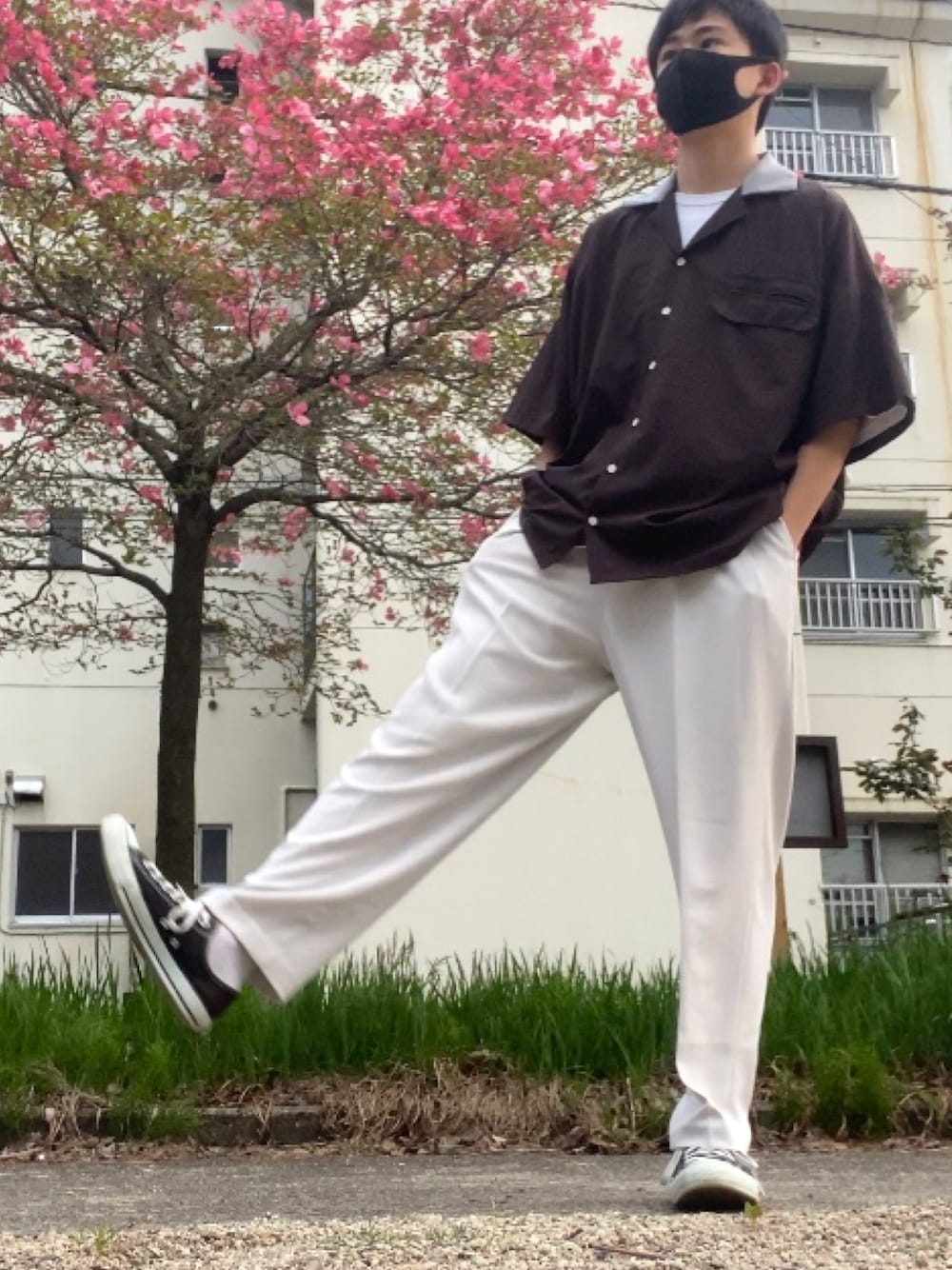 「ブラウン、ホワイトパンツ、kutir」｜「kutirのアイテム（シャツ/ブラウス、ブラウン系）」を使った、りんたさん（メンズ・173cm）の春コーディネートの1枚目の写真
