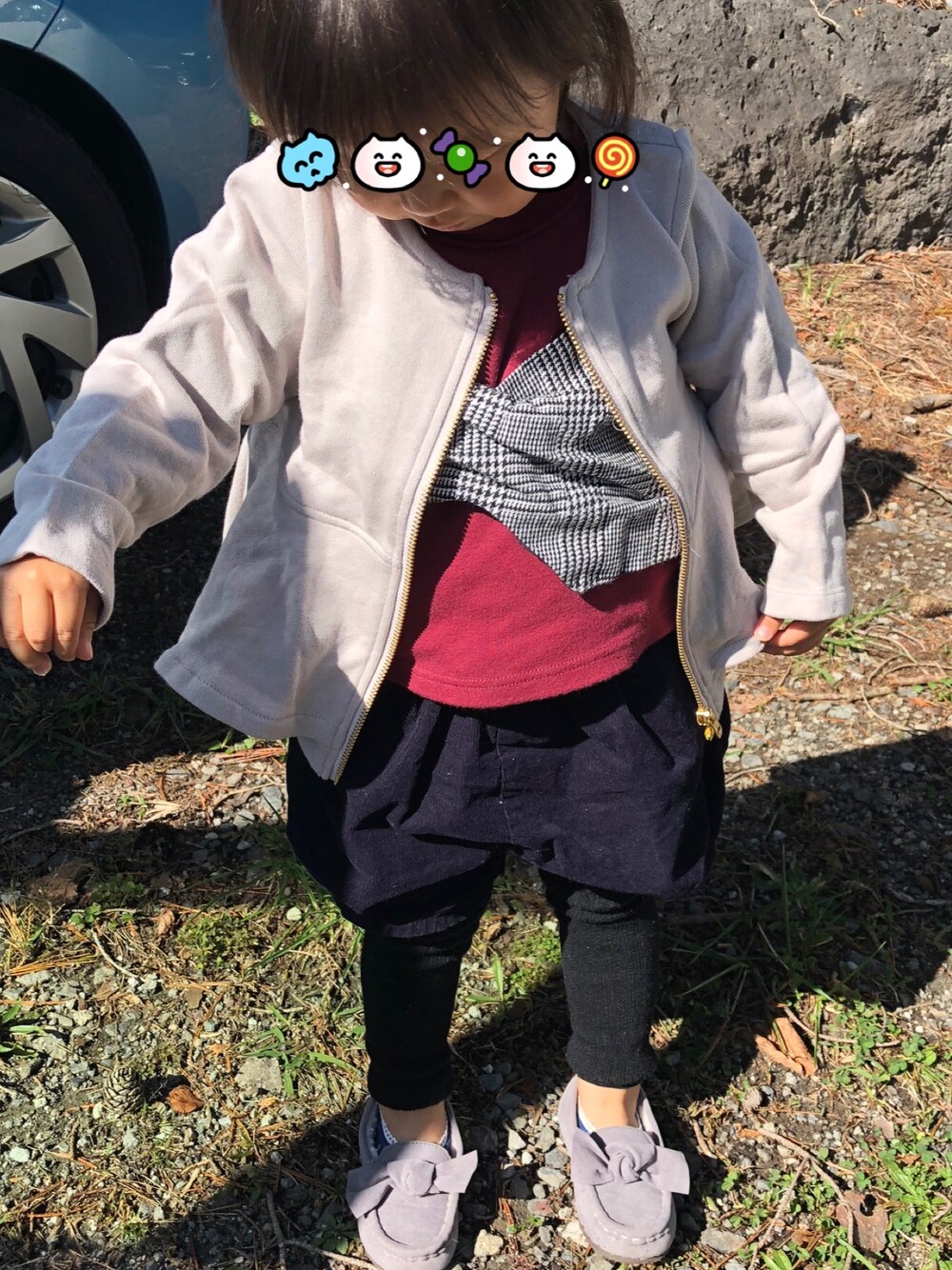 レッド系のTシャツ/カットソー、ブルー系のその他パンツ、グレー系のモカシン/デッキシューズを着用したキッズの秋コーディネートの1枚目の写真