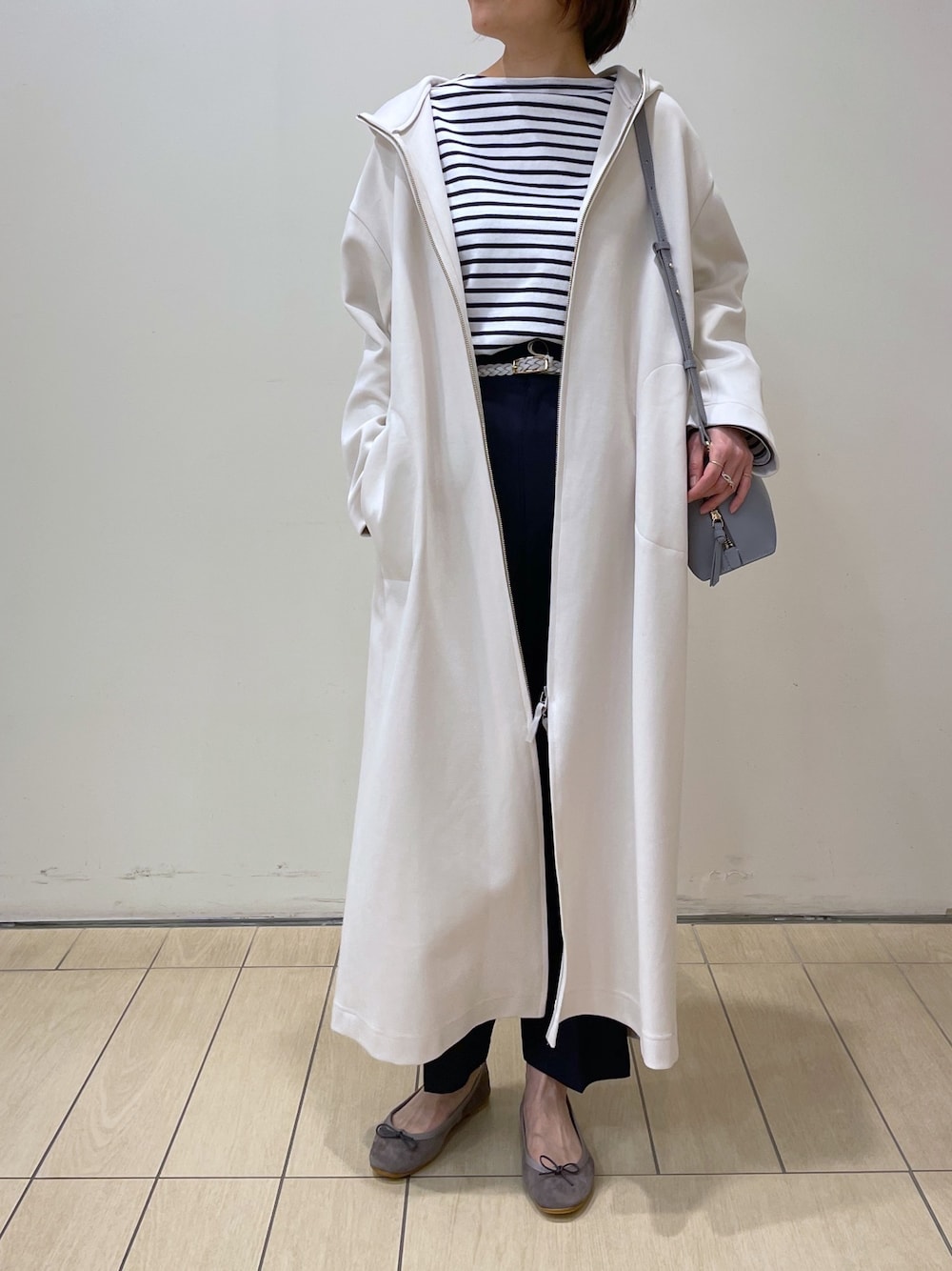 ホワイト系のその他アウター、ブルー系のTシャツ/カットソー、ブルー系のその他パンツを着用したレディースの冬コーディネートの1枚目の写真