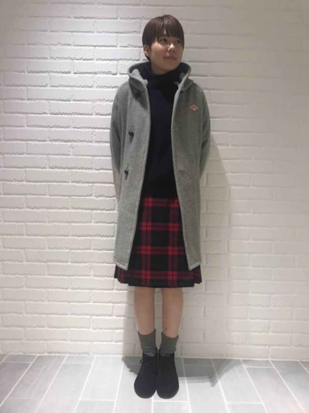 レッド系のスカート、ブルー系のニット/セーター、ブラック系のブーツを着用したレディースの秋コーディネートの1枚目の写真