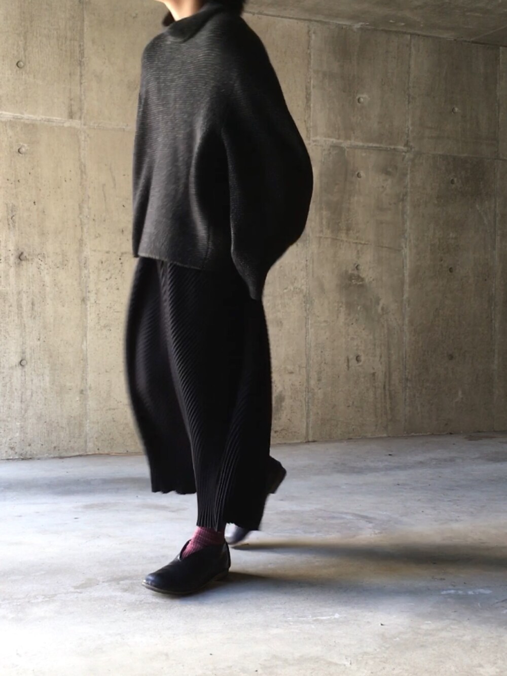 「服、人間、空気」｜「Ka na taのアイテム（ニット/セーター、ブラック系）」を使った、囲さん（メンズ・169cm）の秋コーディネートの1枚目の写真