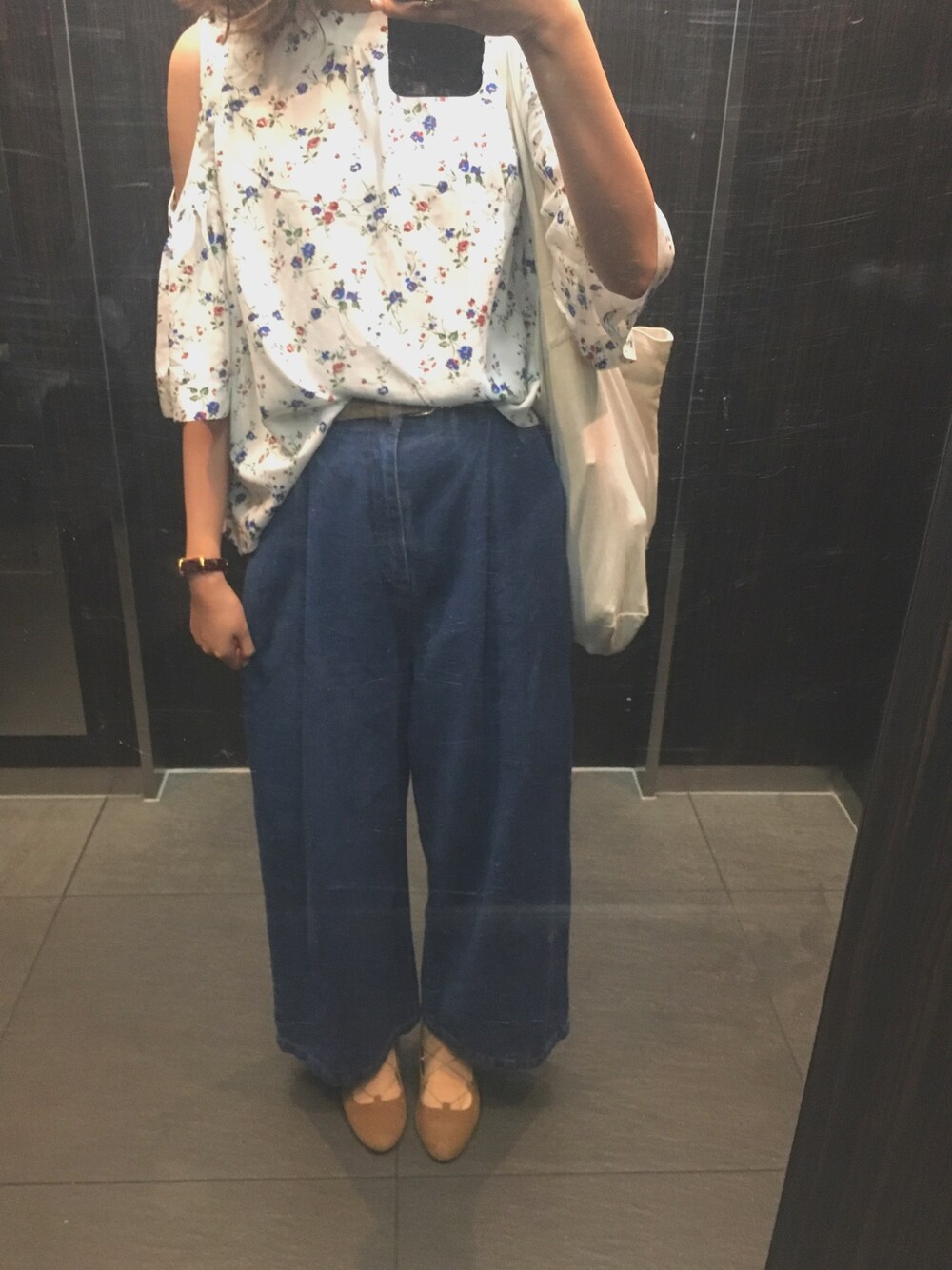 「ラフ、カジュアル、夏コーデ、ootd、outfit、デニム、ワイドパンツ、肩出し、花柄、ブラウス」｜「KOBE LETTUCEのアイテム（パンツ、ブルー系）」を使った、nonokaさん（レディース・165cm）の春コーディネートの1枚目の写真