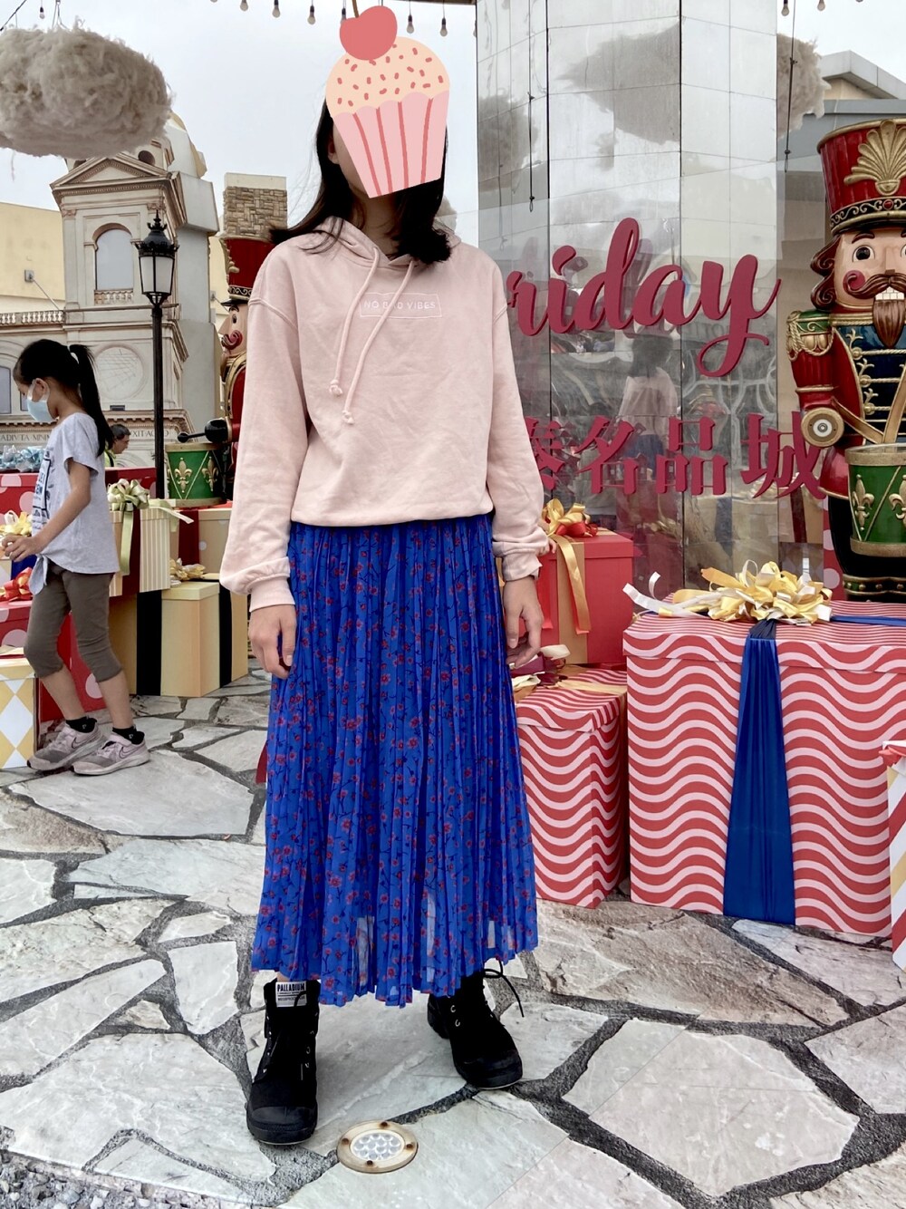「nextのアイテム（スカート、ブルー系）」を使った、Alice&Royさん（キッズ・150cm）の秋コーディネートの1枚目の写真