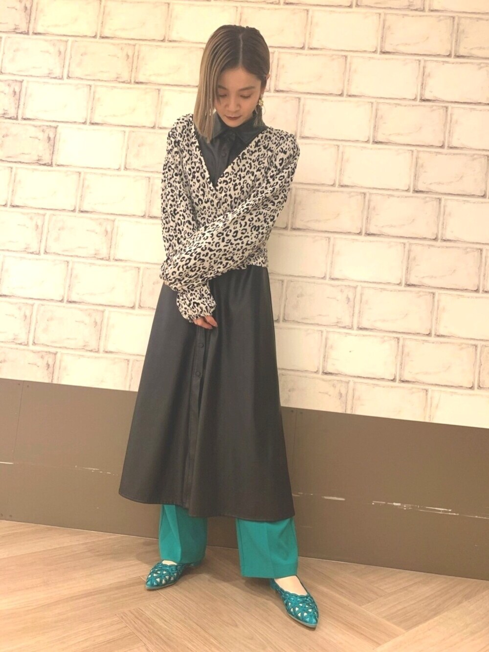 「高身長女子、レイヤードスタイル、レザー、レオパード、カラーパンツ、カッティング、グリーン、オリエンタルトラフィック、ORiental TRaffic(ORiental TRaffic)、11121」｜「ORiental TRafficのカットワークフラットパンプス/11121（パンプス、グリーン系）」を使った、ORientalTRaffic ルクア1100店さん（レディース・162cm）の春コーディネートの1枚目の写真