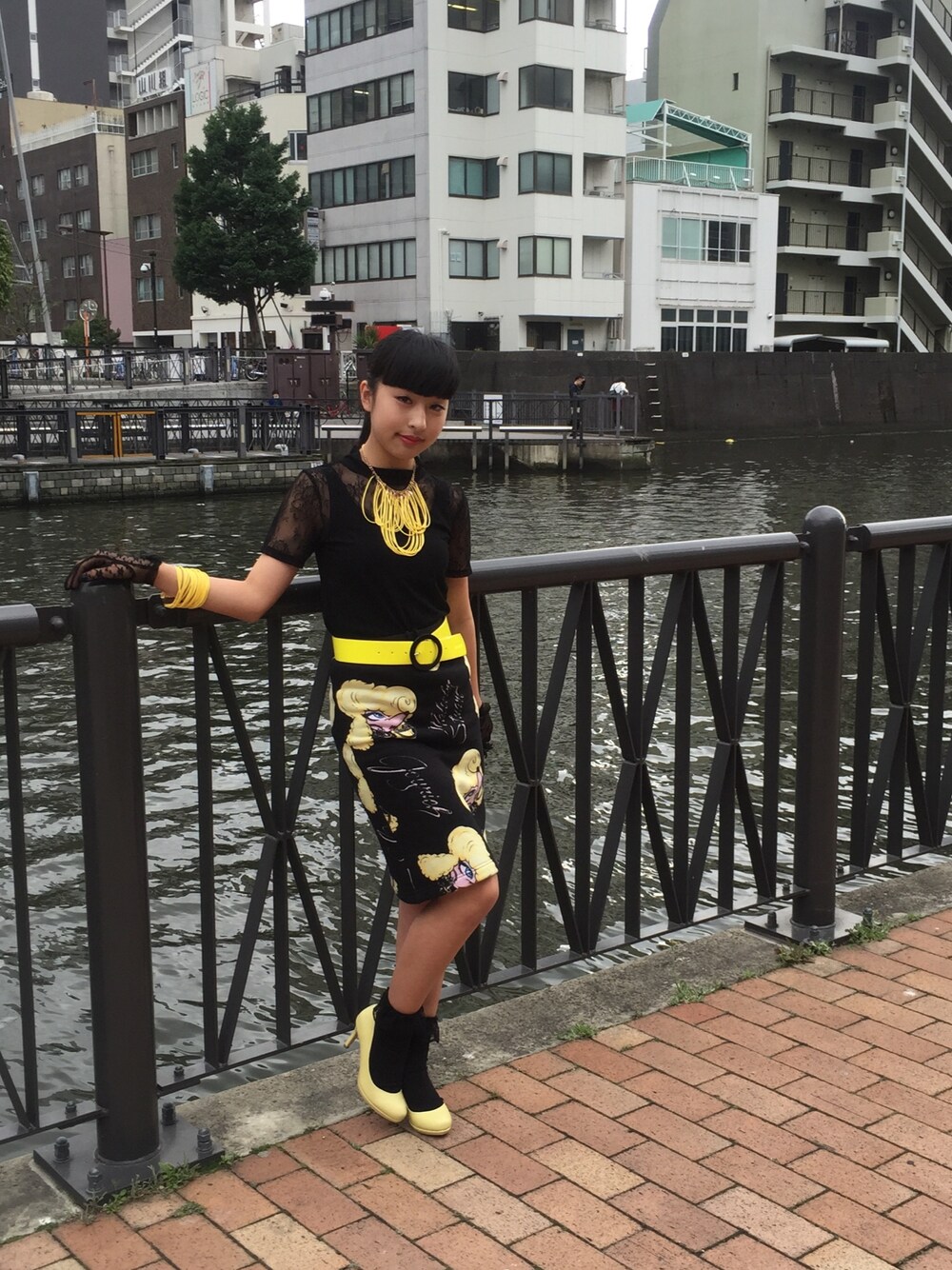 「休日スタイル、プードル、ANRI_FASHION、ドラフトRA」｜「no brandのアイテム（ネックレス、イエロー系）」を使った、ANRIさん（レディース・153cm）の春コーディネートの1枚目の写真