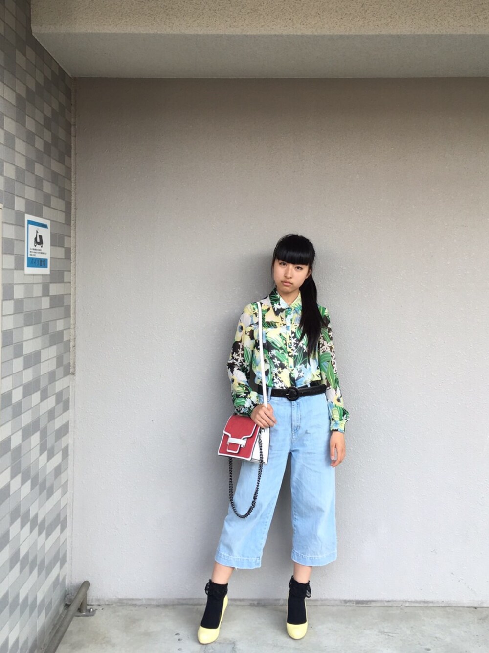 「ラクチンコーデ、休日スタイル、パンプス、黄色パンプス、シャツスタイル、ドラフトRA、ANRI_FASHION」｜「clearのアイテム（シャツ/ブラウス、その他）」を使った、ANRIさん（レディース・153cm）の春コーディネートの1枚目の写真