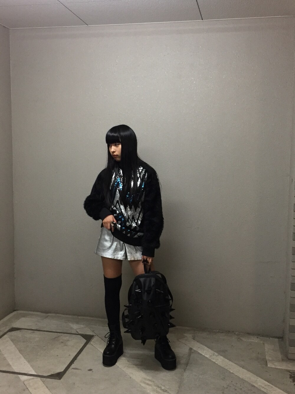 「休日スタイル、カジュアル、冬、もこもこ、キラキラ、volcan&aphrodite、FUNKY FRUIT、黒、ANRI_FASHION」｜「volcan&aphroditeのアイテム（トップス、ブラック系）」を使った、ANRIさん（レディース・153cm）の冬コーディネートの1枚目の写真