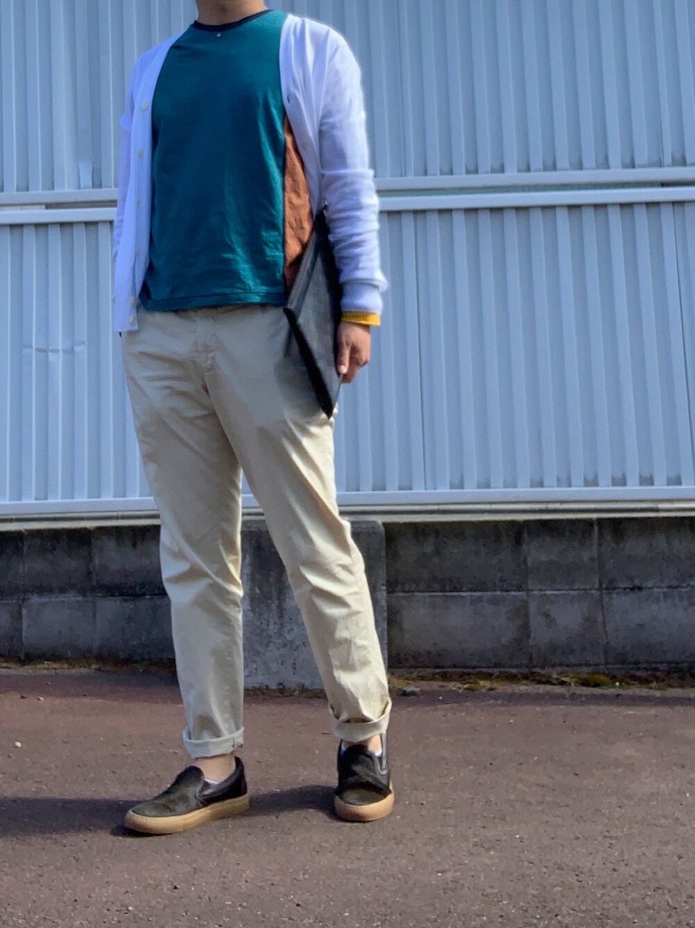 「マルチカラー、チノパン、カーディガン、スリッポン」｜「JOHN SMEDLEYのJohn Smedley - クラシック カーディガン - men - コットン - S（カーディガン/ボレロ、ホワイト系）」を使った、tattsuさん（メンズ・173cm）の秋コーディネートの1枚目の写真