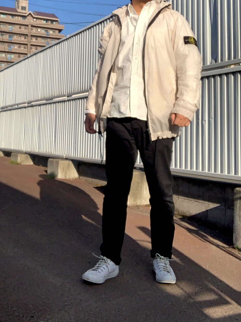 「ナイロンパーカー、オールスター、スポーツミックス、ホワイトコーデ」｜「INDIVIDUALIZED SHIRTSのINDIVIDUALIZED SHIRTS/インディビジュアライズドシャツ STANDARD FIT CAMBRIDGE OXFORD SHIRT シャツ（シャツ/ブラウス、ホワイト系）」を使った、tattsuさん（メンズ・174cm）の秋コーディネートの1枚目の写真