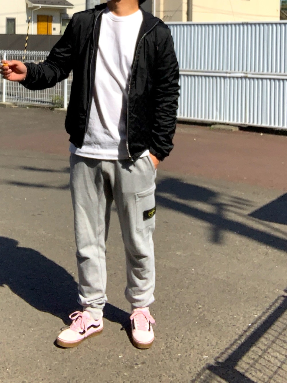 「ナイロンパーカー、スポーツミックス」｜「HERNOのアイテム（ナイロンジャケット、ブラック系）」を使った、tattsuさん（メンズ・174cm）の春コーディネートの1枚目の写真