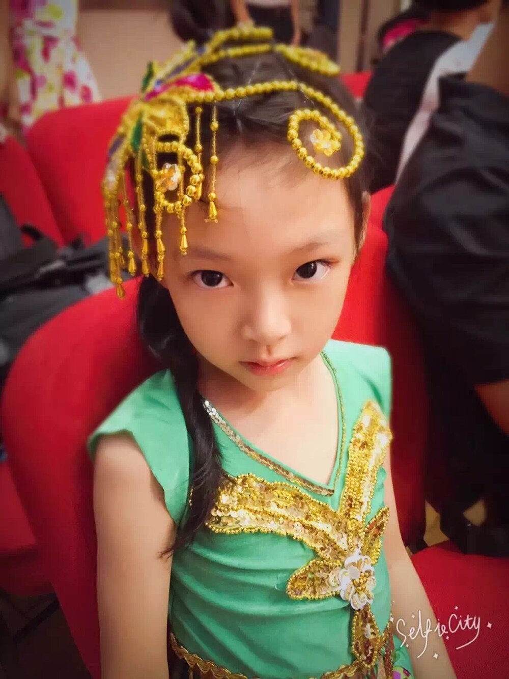 ゴールド系のドレスを着用したキッズの春コーディネートの1枚目の写真