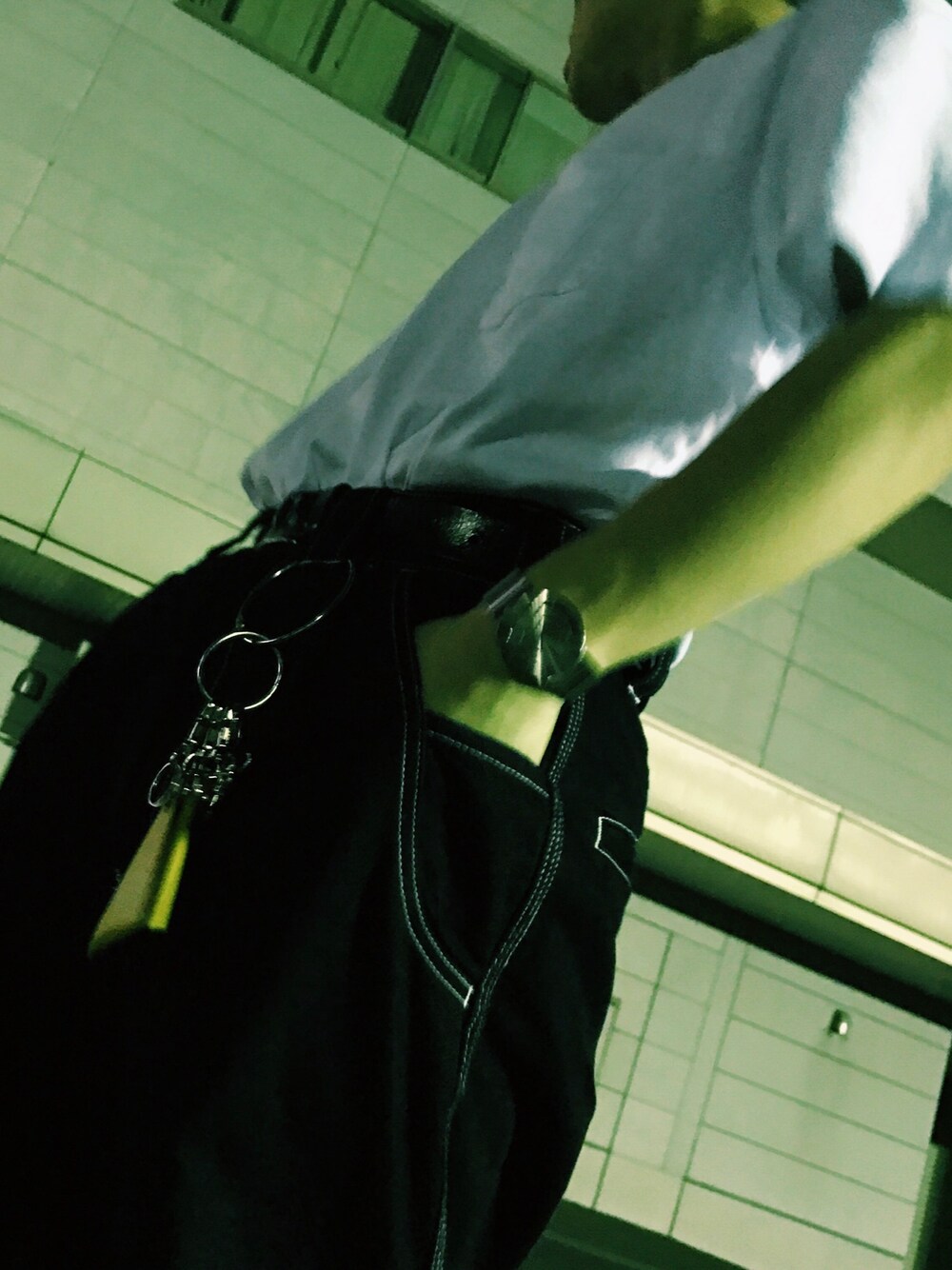 「休日スタイル、summer、ラフ、オトナカジュアル、ootd、おしゃれさんと繋がりたい、ビッグT、ホワイト」｜「LOEWEのアイテム（コインケース、イエロー系）」を使った、poolさん（メンズ・163cm）の夏コーディネートの1枚目の写真