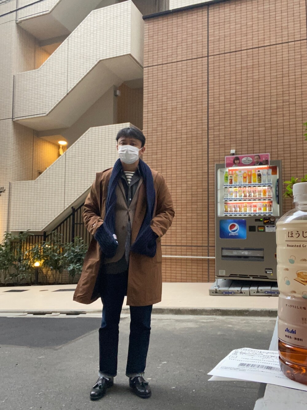 「ジャックマン、lardini、ラルディーニ、ジーパン、ニットジャケット」｜「JackmanのJackman ジャックマン JM8995 Spectator Coat スペクテイターコート【Black】（その他アウター、その他）」を使った、manpou1984さん（メンズ・175cm）の冬コーディネートの1枚目の写真