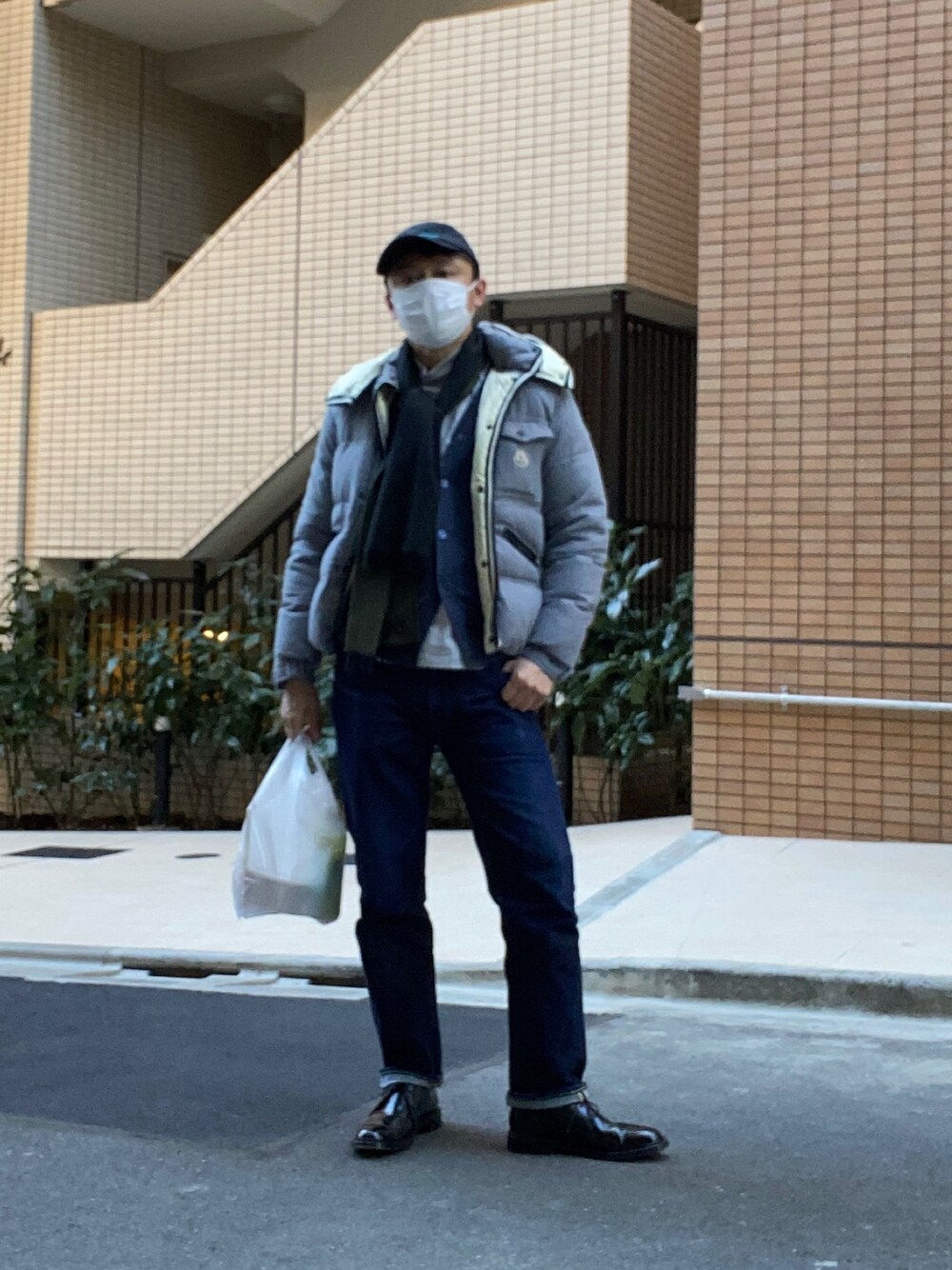 「ダウンジャケット、デニム、ジーパン、マフラー」｜「CRUCIANIのCruciani CRUCIANI Cardigan（カーディガン/ボレロ、ブルー系）」を使った、manpou1984さん（メンズ・175cm）の冬コーディネートの1枚目の写真