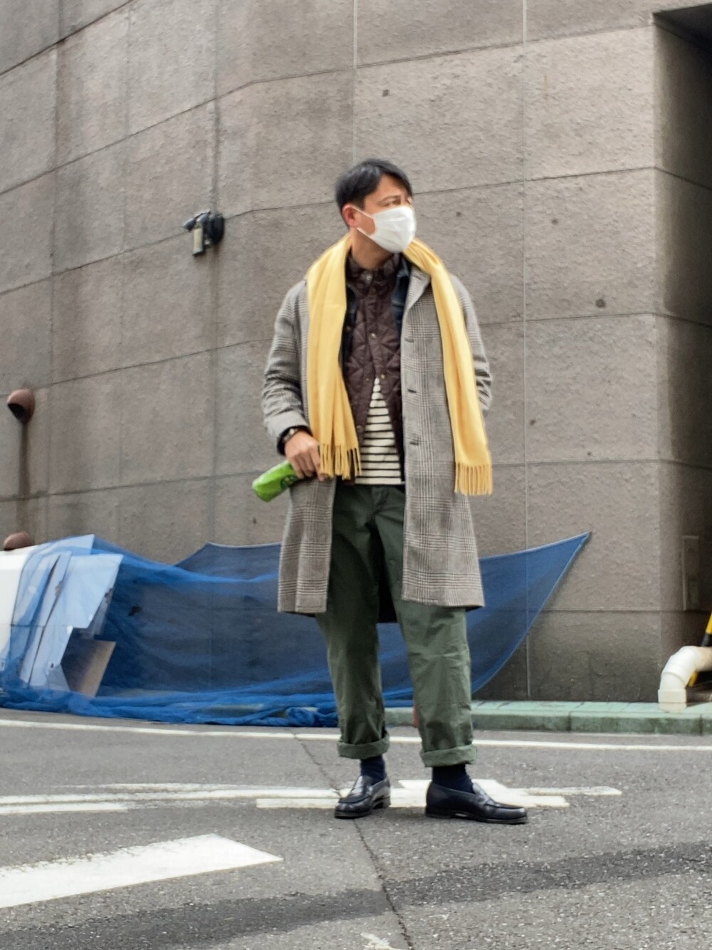 その他のジャケット/アウター、グリーン系のカーゴパンツ、ブルー系のローファーを着用したメンズの冬コーディネートの1枚目の写真