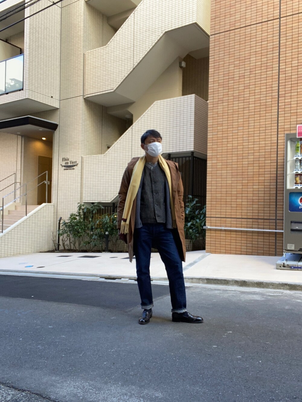 「ベスト、カットソー、カジュアル、デニム、ジーパン」｜「ALDENのアイテム（シューズ、その他）」を使った、manpou1984さん（メンズ・175cm）の冬コーディネートの1枚目の写真