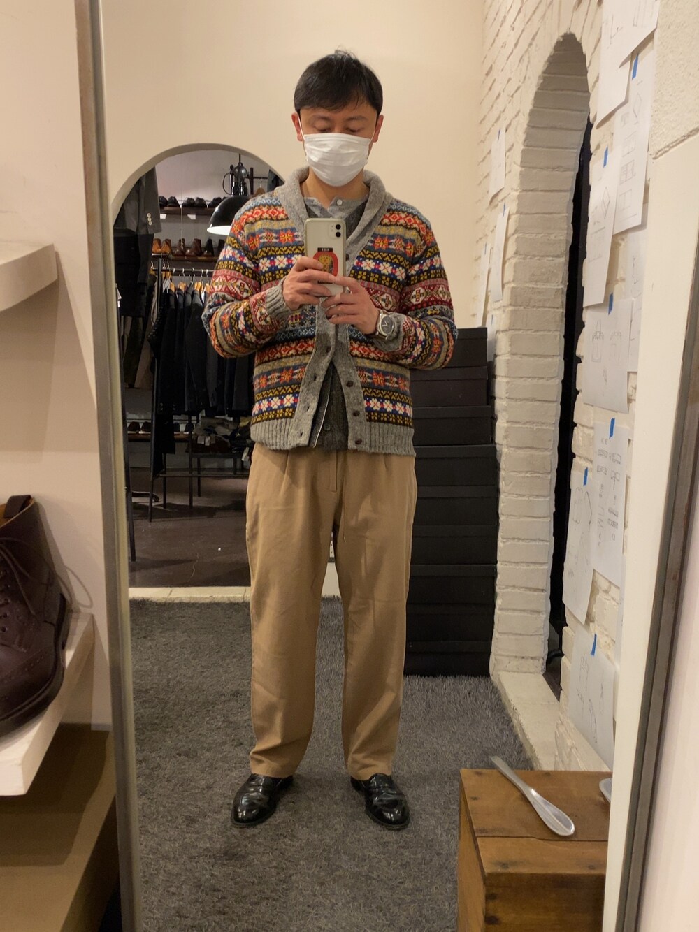 ベージュ系のその他パンツ、ブラック系のローファー、その他のカーディガン/ボレロを着用したメンズの冬コーディネートの1枚目の写真