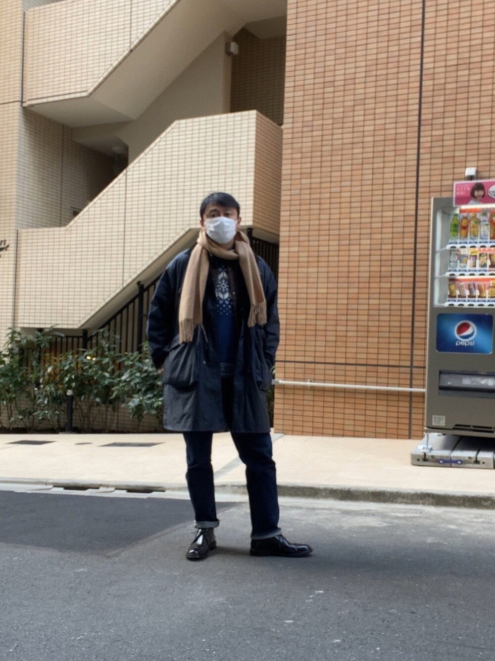 「バブアー、マフラー、チャッカブーツ、ジーパン、デニム、カジュアル、ミリタリー、ビンテージ」｜「JOURNAL STANDARD relumeのカシミヤ 100% ストール（マフラー、ベージュ系）」を使った、manpou1984さん（メンズ・175cm）の冬コーディネートの1枚目の写真