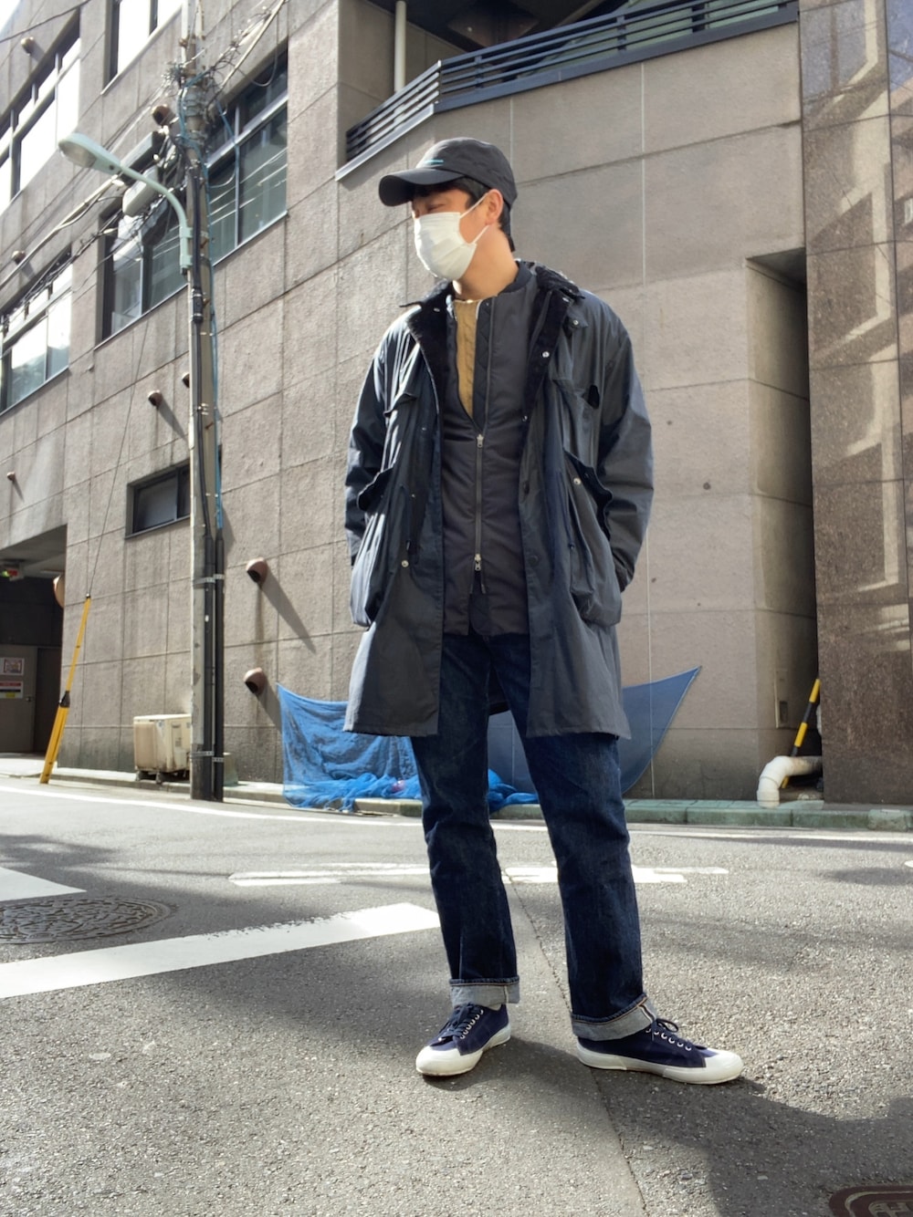 「シンプル、春、スニーカーコーデ、デニム、ジーパン」｜「HOUDINIの【HOUDINI】フーディニ PITCH JACKET / ピッチジャケット（ダウンジャケット/コート、ブラック系）」を使った、manpou1984さん（メンズ・175cm）の冬コーディネートの1枚目の写真