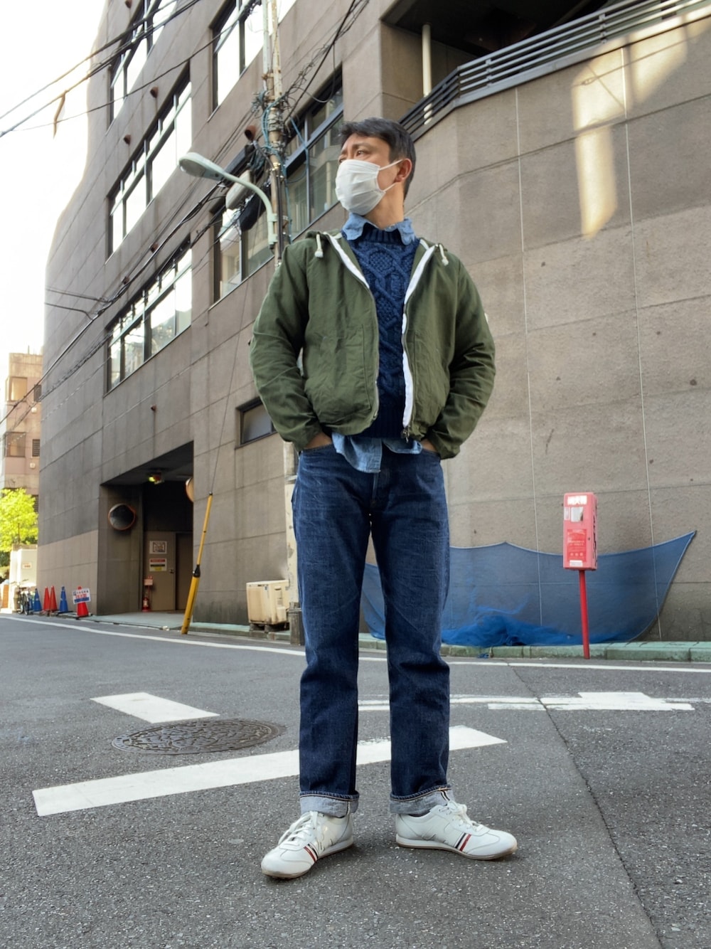 「インディゴ、コットンニット、スニーカー、パーカー、ジーパン、デニム」｜「mobusのアイテム（スニーカー、ホワイト系）」を使った、manpou1984さん（メンズ・175cm）の春コーディネートの1枚目の写真
