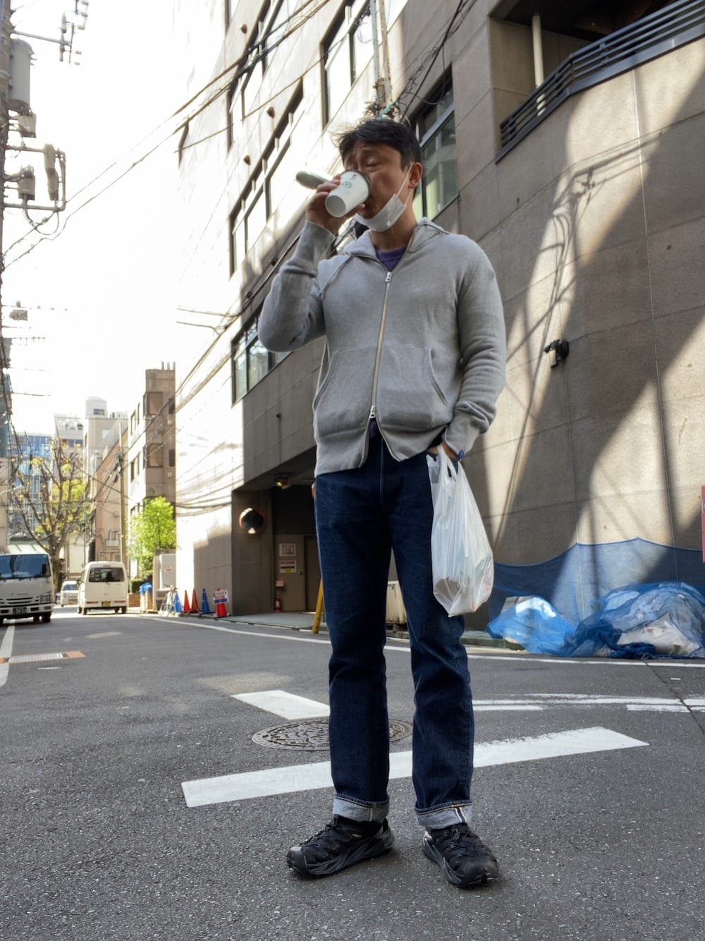 「デニム、ジーパン、サンダル、パーカー、グレーパーカー」｜「HOKAのHOKA ONE ONE / ホカ オネオネ　HOPARA ホパラ サンダル（サンダル、ブラック系）」を使った、manpou1984さん（メンズ・175cm）の春コーディネートの1枚目の写真