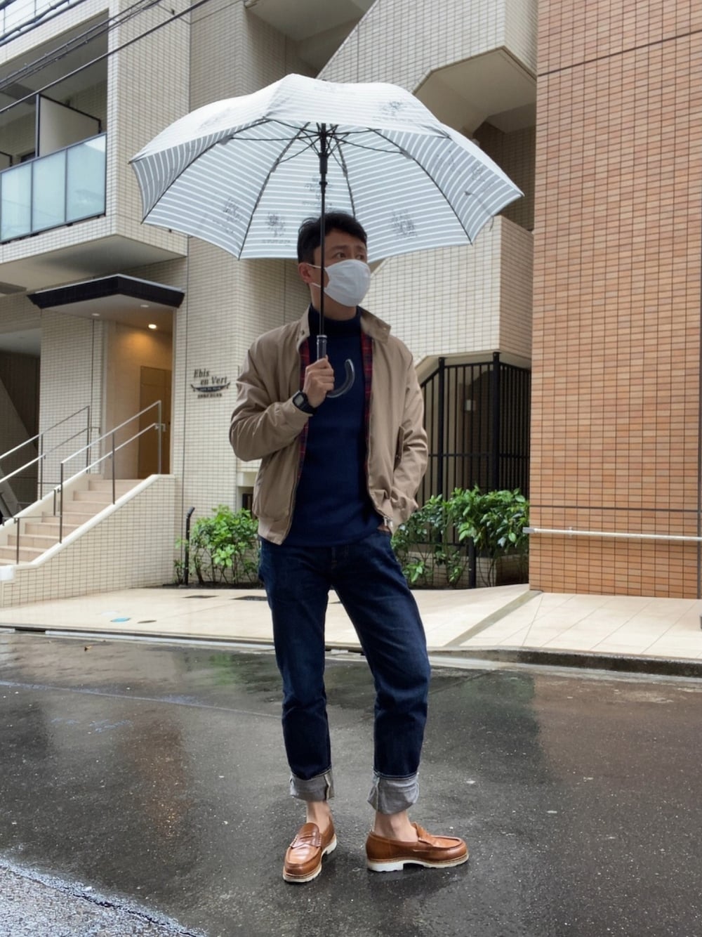 「デニム、ジーパン、バスクシャツ、コットン、雨の日、カットソー」｜「Parabootのアイテム（ローファー、ゴールド系）」を使った、manpou1984さん（メンズ・175cm）の春コーディネートの1枚目の写真