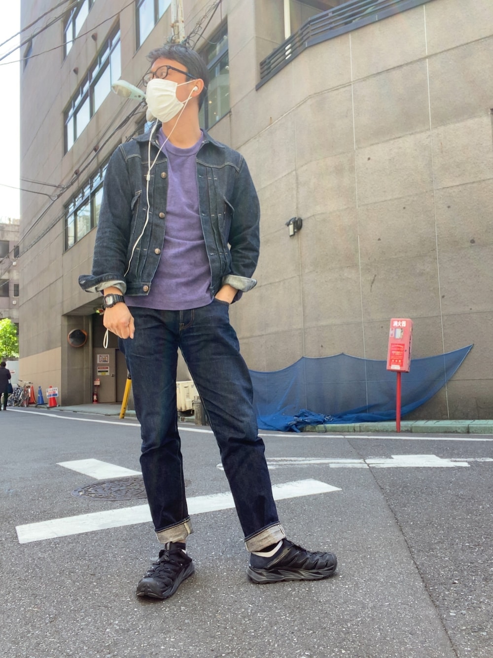 「デニム、ジーパン、サンダル、デニデニ」｜「HOKAのHOKA ONE ONE / ホカ オネオネ　HOPARA ホパラ サンダル（サンダル、ブラック系）」を使った、manpou1984さん（メンズ・175cm）の春コーディネートの1枚目の写真