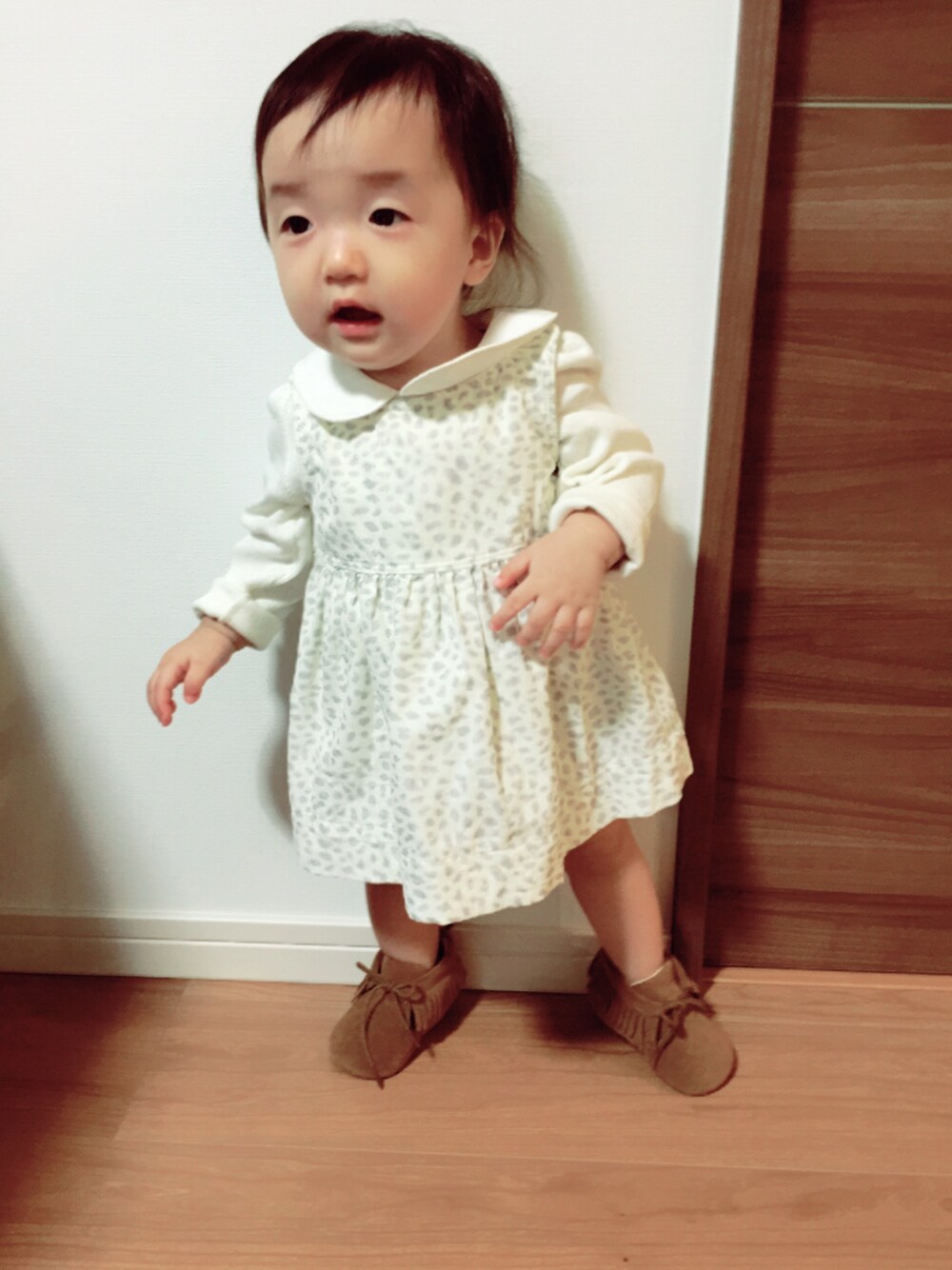 「女の子、10ヶ月、GAP、プティマイン、フリンジモカシン、ワンピース、白、ベビーシューズ」｜「GAPのGap チーター コーデュロイジャンパー（ワンピース、ホワイト系）」を使った、k_ha_iさん（キッズ・70cm）の秋コーディネートの1枚目の写真