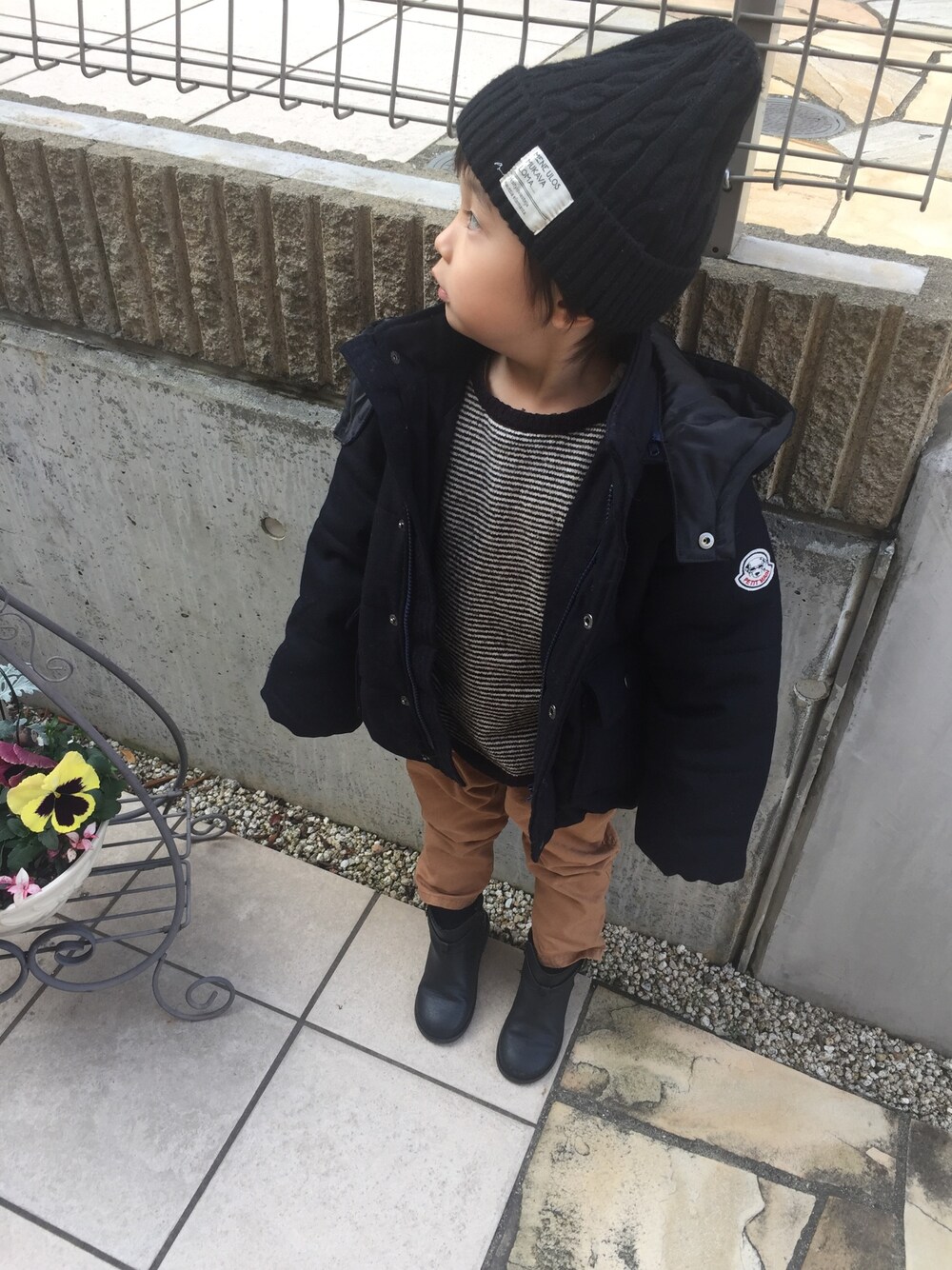 「ニット帽、ダウン、ブーツ、3歳、プティマイン、GAP、西松屋、FOKIDS、ocean＆ground」｜「西松屋のアイテム（ニットキャップ/ビーニー、ブラック系）」を使った、k_ha_iさん（キッズ・90cm）の冬コーディネートの1枚目の写真